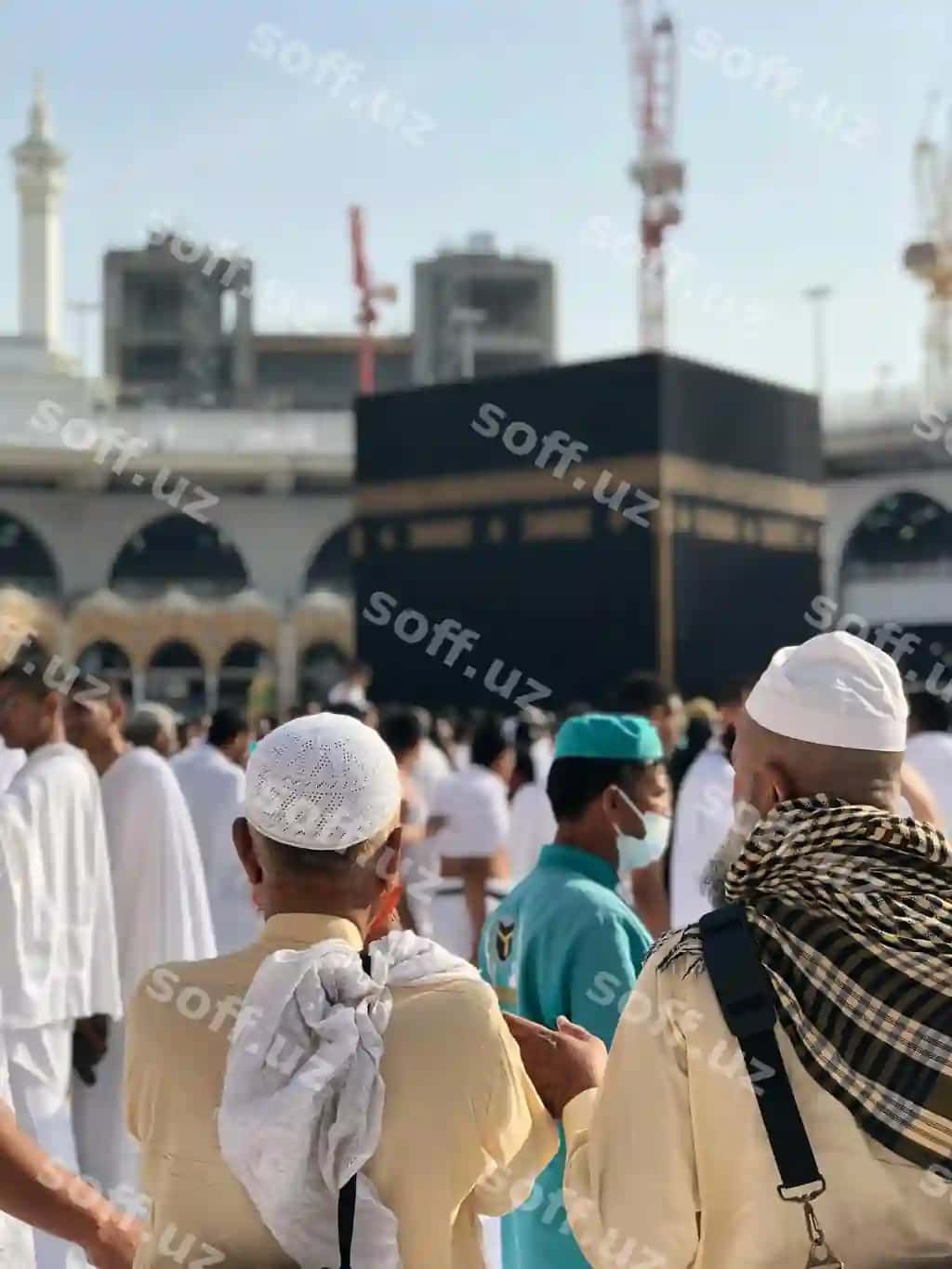 Oq shlyapkalar kiygan erkaklardan iborat guruh kvadrat shaklida turgan. | Group men wearing white hats are standing square