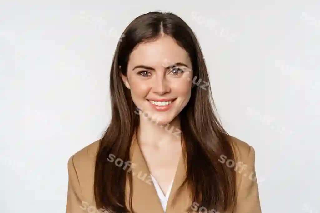 Haqiqiy professional, gulovchi biznes-ayol, o'z-iga ishonch bildiruvchi, aniq yuz ifodasi, suit kiygan holda turgan | Real professional smiling businesswoman looking confident determined face expression standing sui