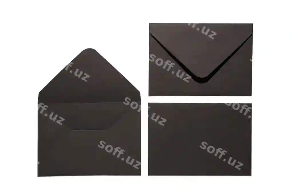 Yuqori ko'rinishdagi fotosuratda ikki ta ochiq va yopiq, zamonaviy qora konvertlar, qora qog'oz varaqi, bo'sh joy bilan ajralgan oq fon. | Top view photo two open closed stylish black envelopes black paper sheet isolated white background with empty space