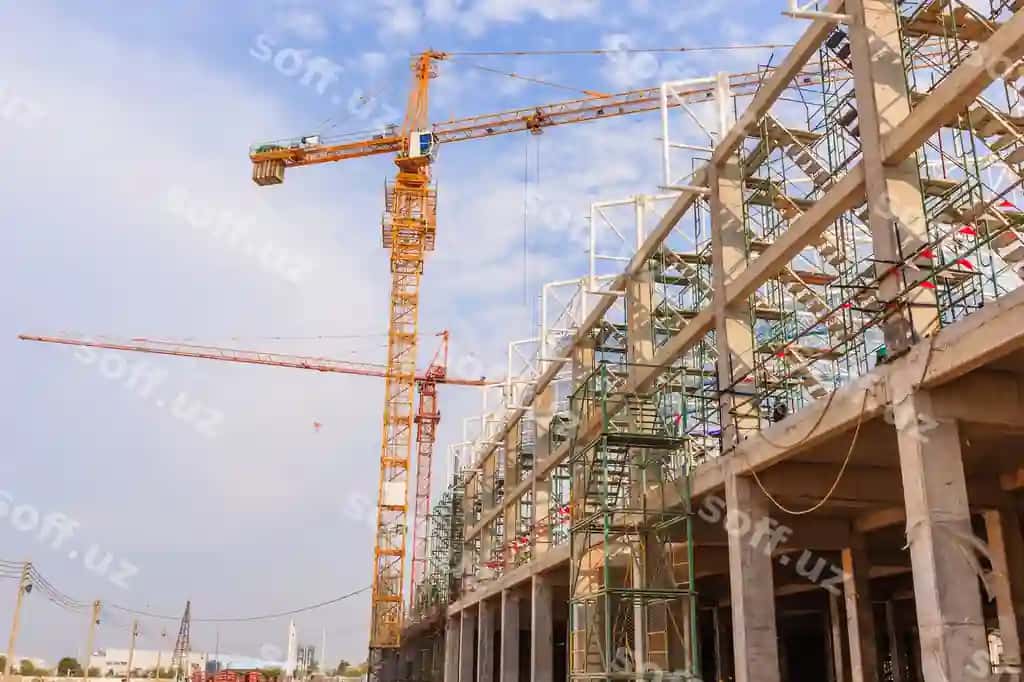 Sanoat qurilish kranlari go'zal ko'k osmon orqa fonda | Industrial construction cranes building beautiful blue sky background
