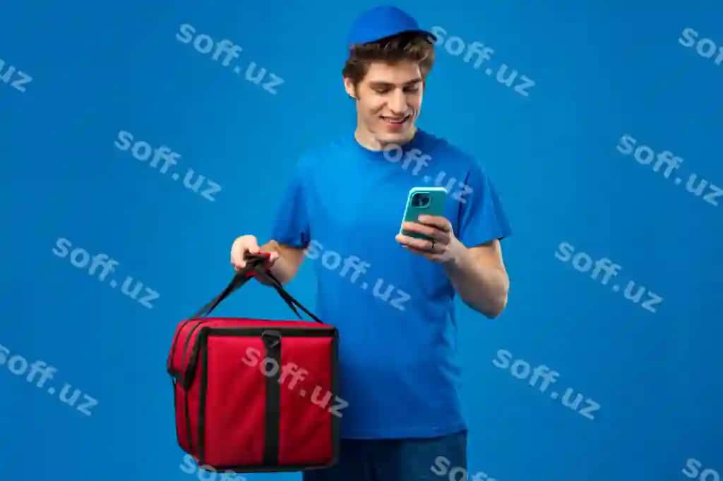 Yosh kuryer ko'k fonda termosaxla bilan | Young courier with thermo bag blue background