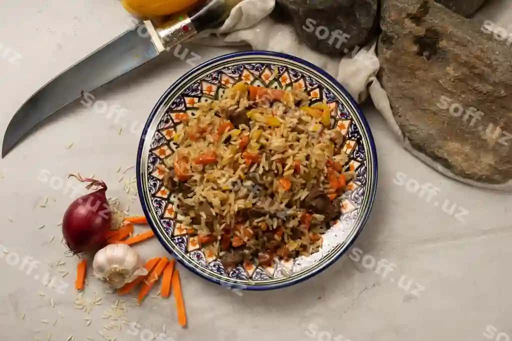 Issiq palov qazi va mol go'shti bilan dekorativ milliy o'zbekcha likop an'anaviy naqshli | Hot pilaf with lamb beef decorative national uzbek plate with traditional pattern