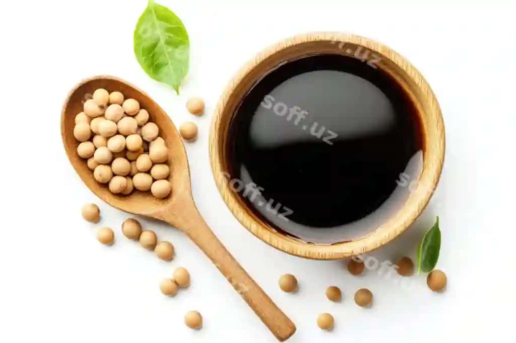 Chaqsoq, soya sosis qoshiq, soya bonilar oq fonda ajraltirilgan, yuqori ko'rinish. | Bowl soy sauce spoon with soybeans isolated white top view