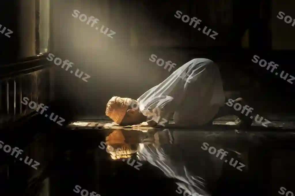 Musulmon bolalar va yosh erkaklar oq kaltaklar kiyib namoz o'qiyotgan va kitob o'qiyotgan | Muslim children kid men wearing white shirts doing prayer reading book