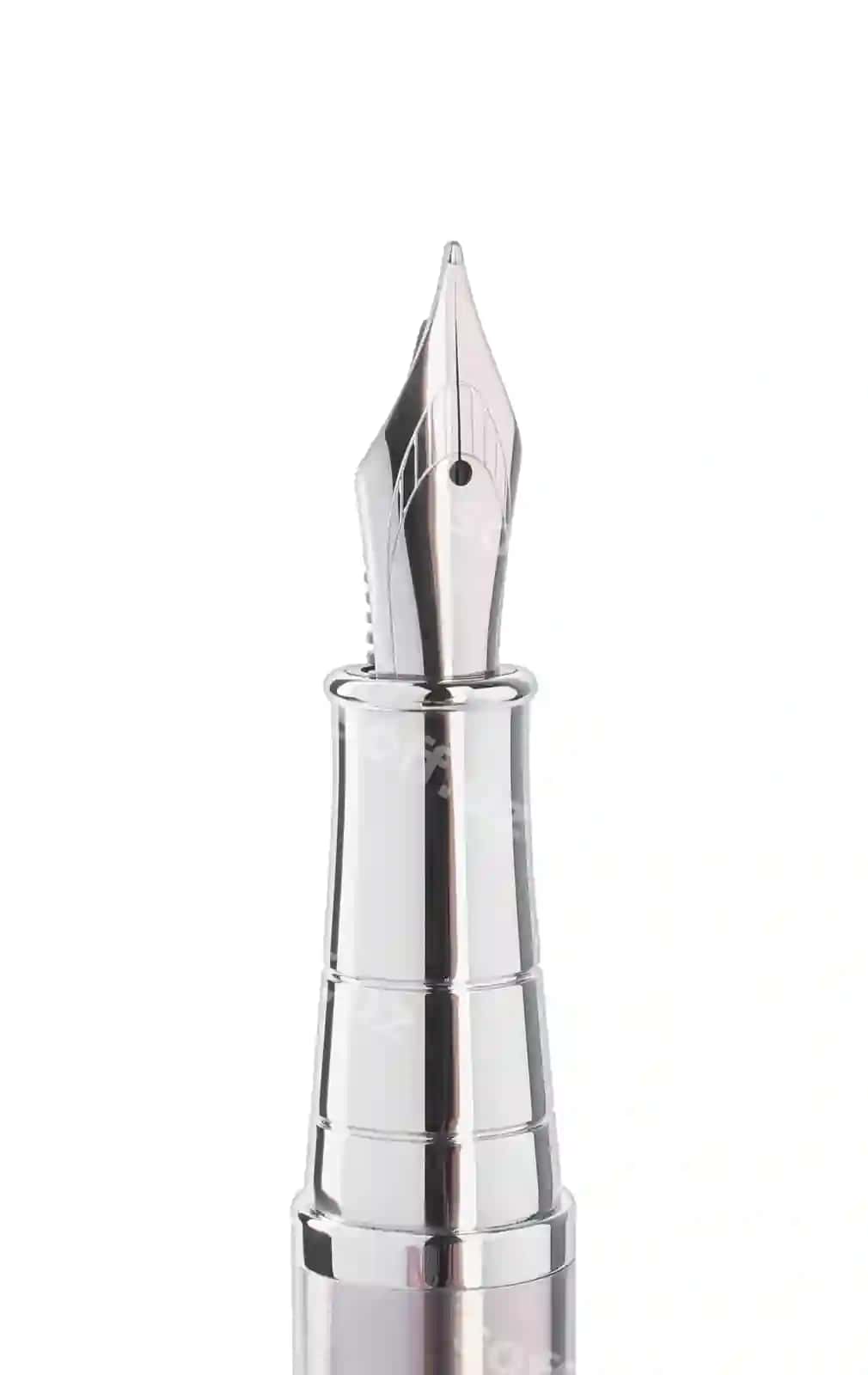 Modaviy Kumtorruchka oq fonda ajraltirilgan | Stylish silver fountain pen isolated white