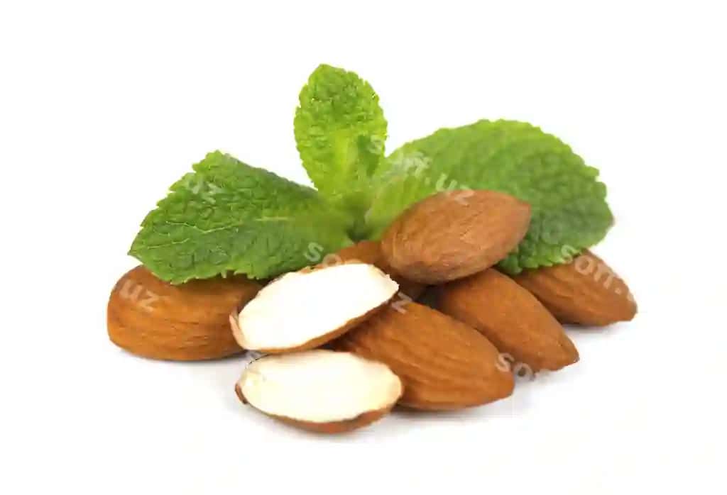 Nane yaproqlari bilan qoplama badem joylang | Pile peeled almonds with mint leaves