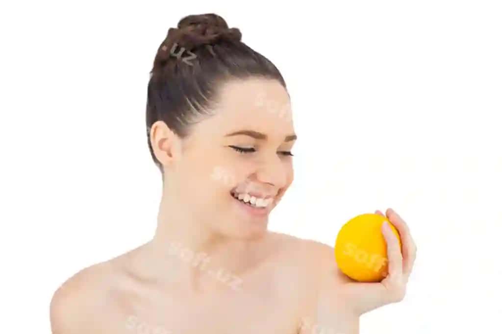 Baxtli chiroyli model apelsin tutgan | Happy pretty model holding orange