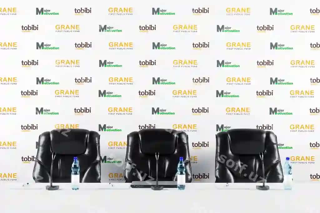 Banner mockup uchun bosma xavfsinligi orqali bosilgan fikr bering | Press conference backdrop banner mockup