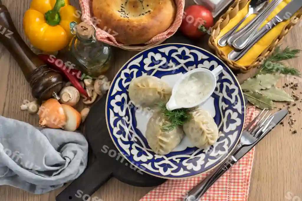 An'anaviy o'zbekcha manti qoy goshtli smetana dill bilan | Manti with lamb sour cream dill plate with traditional uzbek