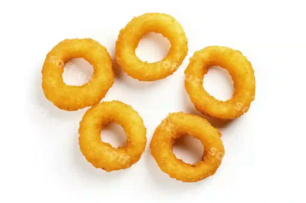 Oltin piyoz yuzmasi ajraltirilgan oq fonda ko'rinishi | Golden onion rings isolated white background viewed from