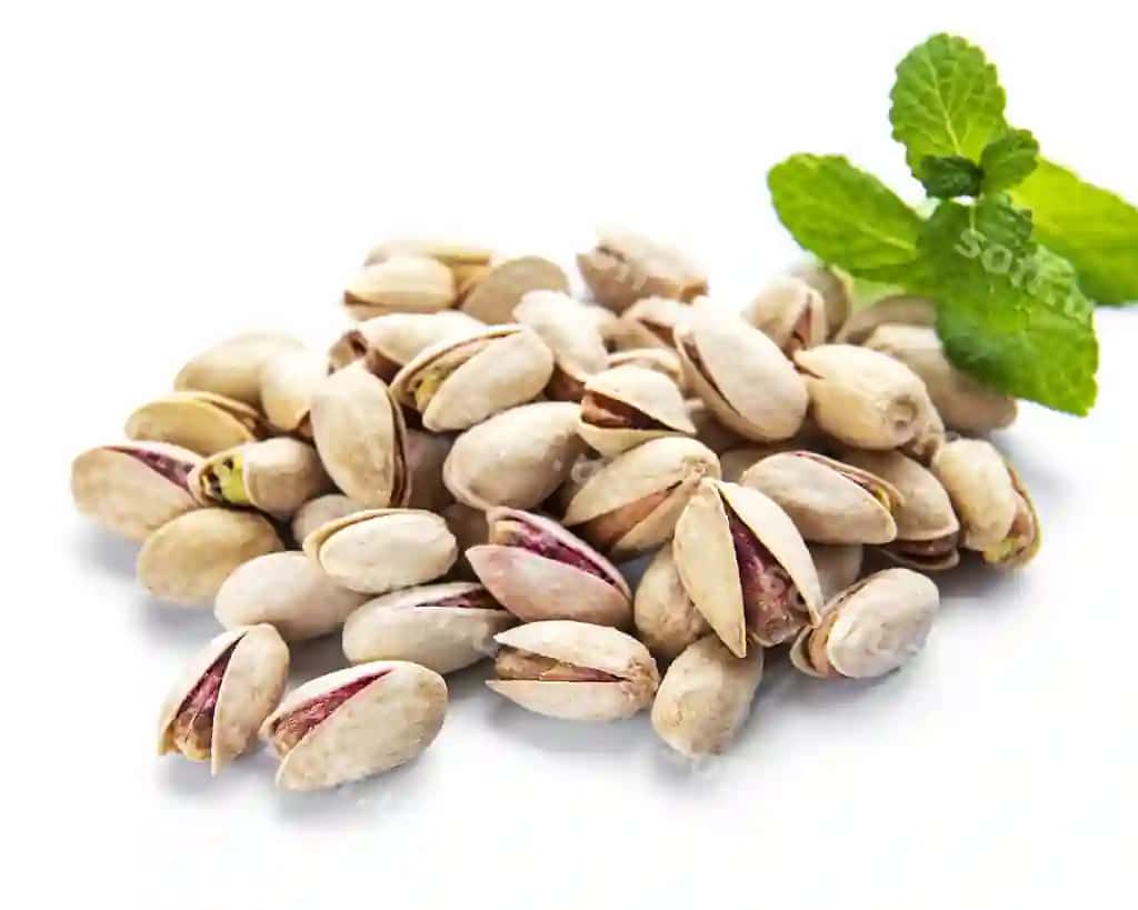 Fistiklar oq fonda ajraltirilgan | Pistachios nuts isolated white background