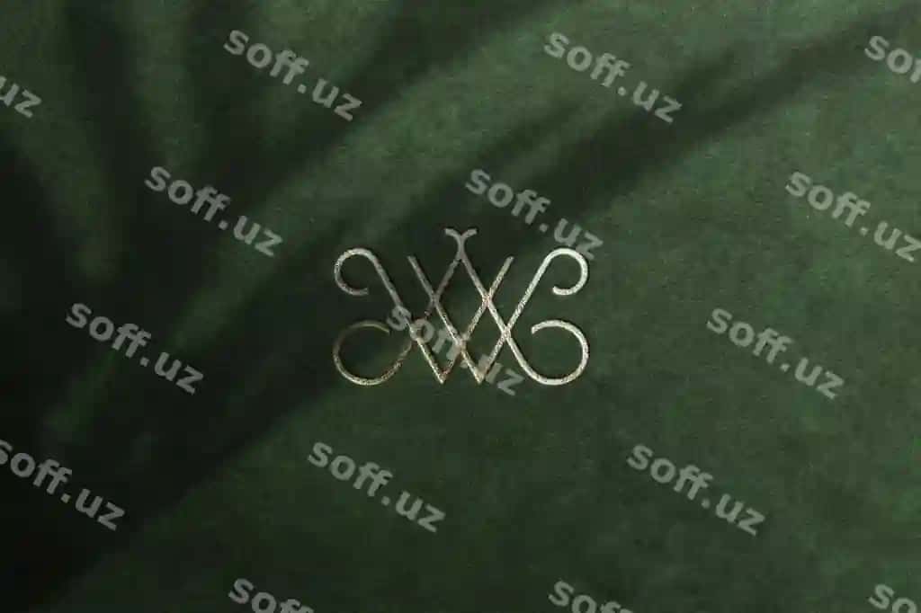 Chiroyli oltin monogramma qora yashil velyut varaq soyalari bilan | Elegant gold monogram dark green velvet with leaf shadows