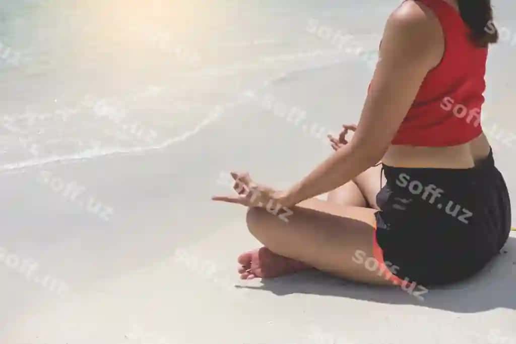 Go'zal beparo ayol plyazhda istiqtarayotgan, quyosh kiyimini ko'rib chiqqan, erkinlik kiyimi. | Beautiful carefree woman relaxing beach enjoying her sun dress freedom wear
