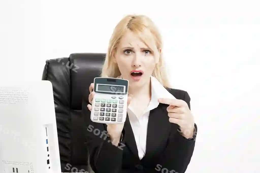 Biznes ayol kalkulyatorni tutib, unga buzg'a yo'naltirmoqda. | Businesswoman hold show calculator point finger it