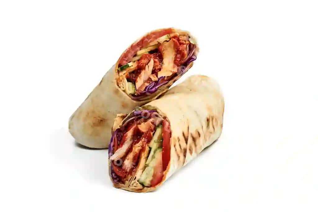 Shaurma tovuqli sabzavotlar qizil souse isolatsiya qilingan oq fonda | Shawarma with chicken vegetables red sauce isolated white background