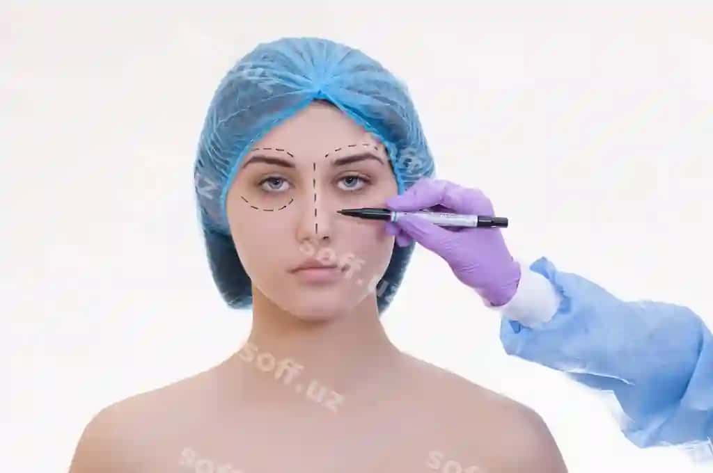 Plastik jarrohlik kontseptsiyasi dokтор ayol yuziga belgilar chizadi oq fonda | Plastic surgery concept doctor drawing marks female face against white background