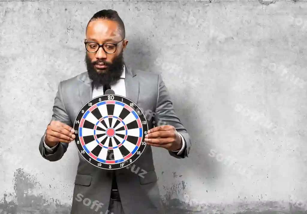 Mening kostyumim bullseye ni tutmoqda | Man suit holding bullseye
