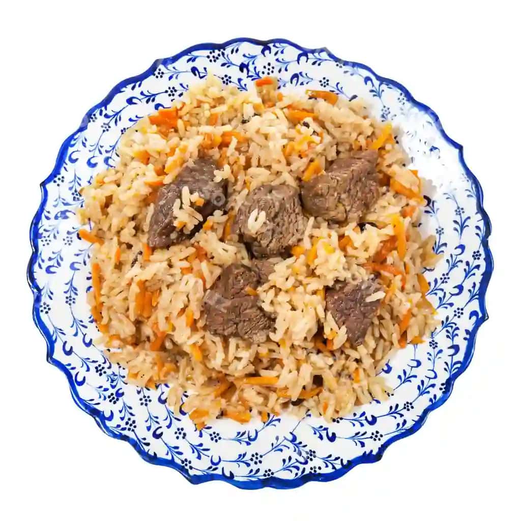 Yuqori ko'rinish tayyorlangan palov mahalliy keramika likop | Top view prepared pilau local ceramic plate