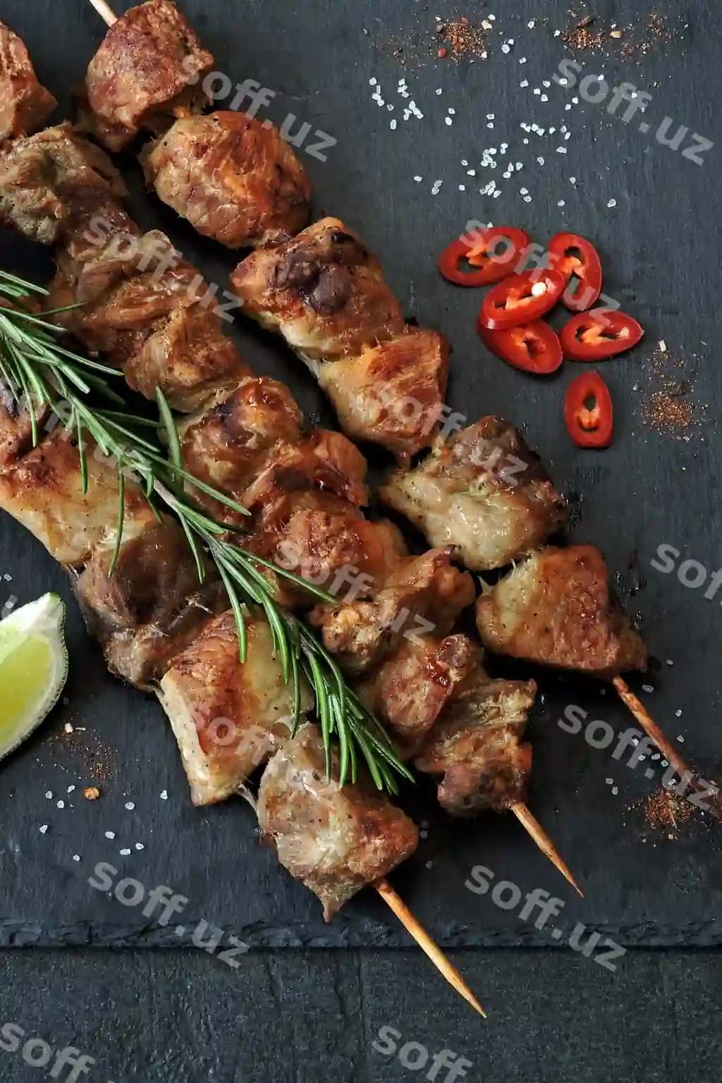 Yangi issiq kebap rozmarinli limon chili bilan | Fresh hot kebab with rosemary lime chili