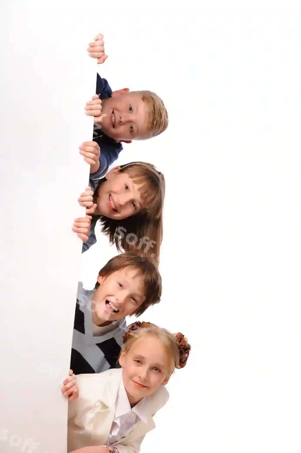 Baxtsiz bolalar birgalikda oq pildirka foni | Happy children together white background