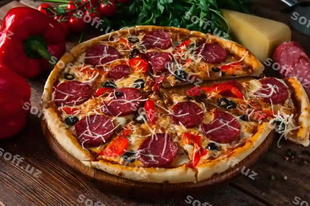 Mumtoz kolbasa, pomidorlar, parmezan pishlovi, mirch, zeytunlar bilan keksilgan pitsa yog'och stol menyu fotosurati | Appetizing sliced pizza with sausage tomatoes parmezan cheese perrer olives wooden table menu photo