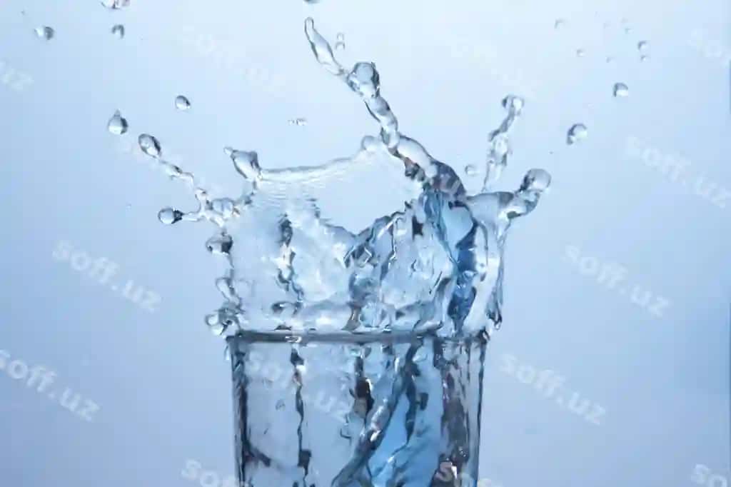Yaqin rasm buz urug'i stakondagi suvga tushmoqda | Close up ice cube falling into glass water