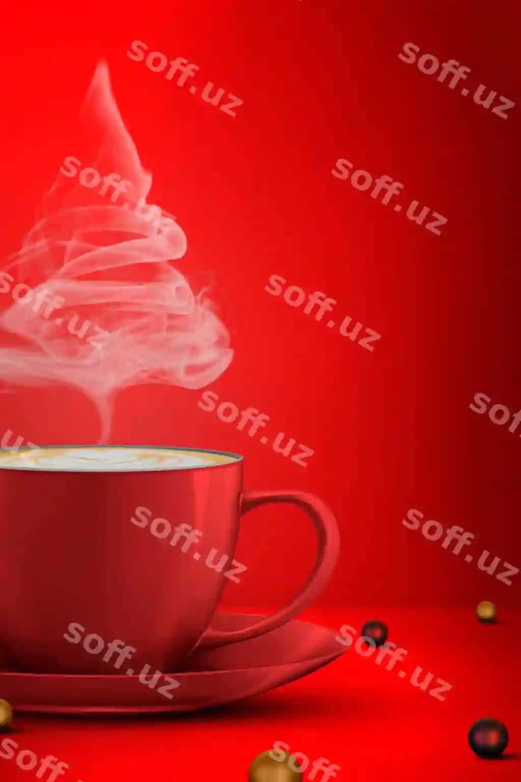 Yangi yil daraxti shakl bug'li qahve stakani Yangi yil to'p pol qizil fonda | Christmas tree shape steaming coffee cup christmas ball floor red background