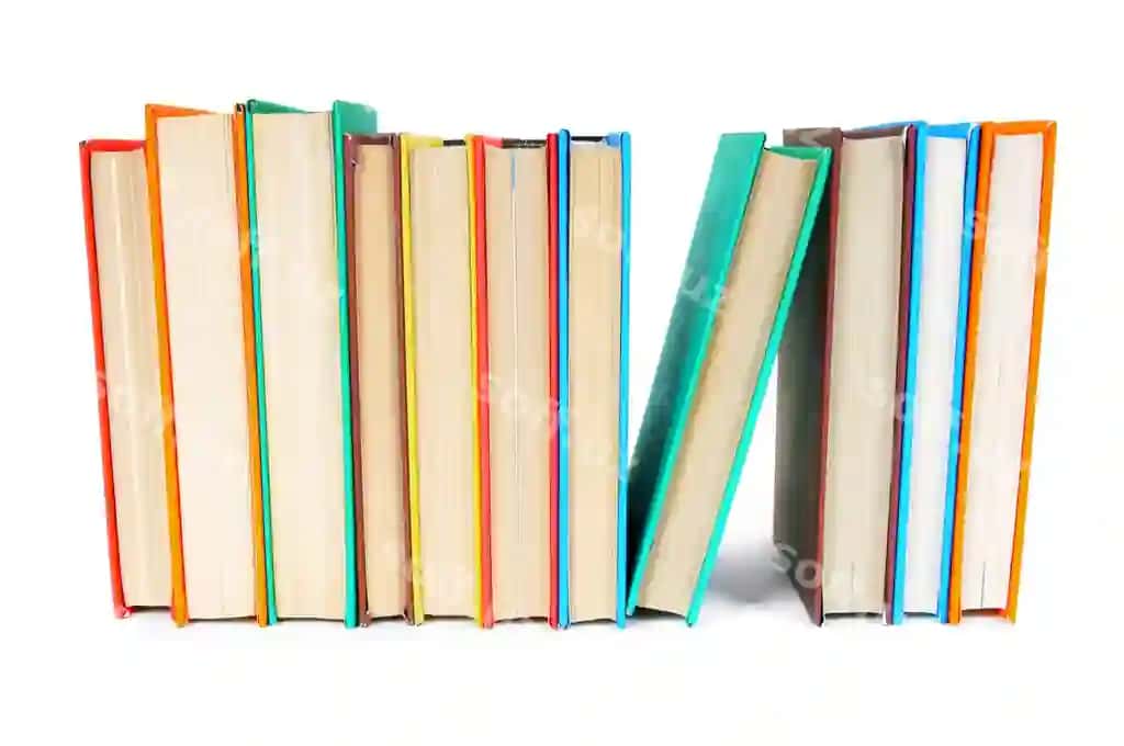 Ko'plab ranglilar kitoblar oq masa | Multi coloured books white table