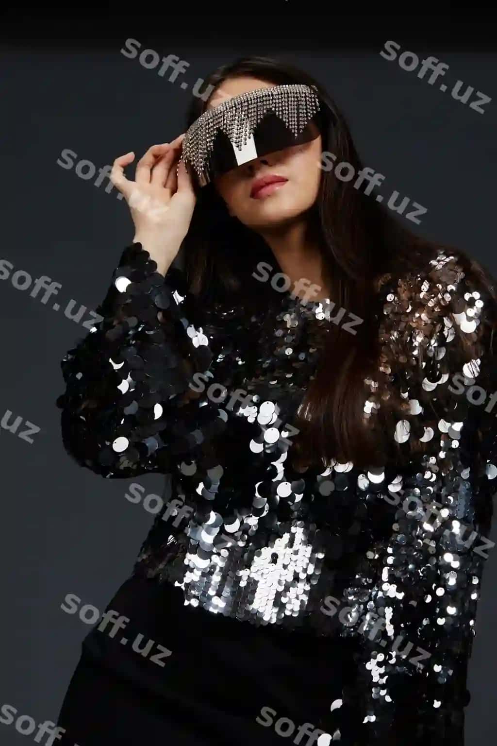 Ayol ko'ylaklar katta ko'zluklar shinovar uslub moda studiyasi modeli yuqori sifatli foto | Woman sunglasses big glasses shiny style fashion studio model high quality photo