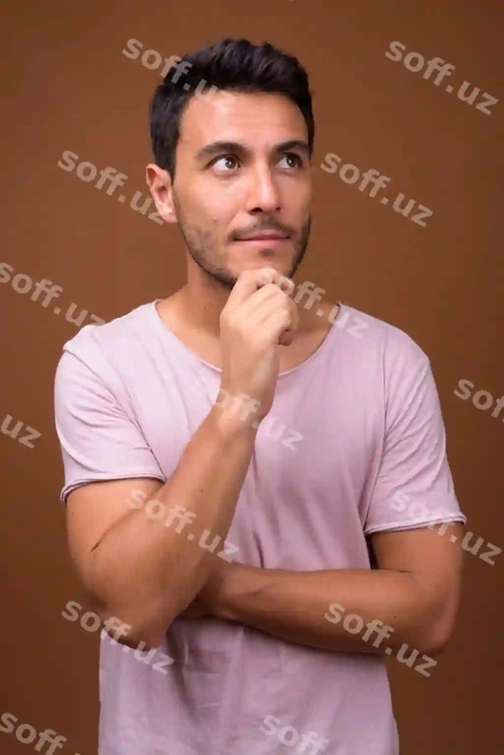 Portret yosh erkak devor qarshi to'xtagan | Portrait young man standing against wall