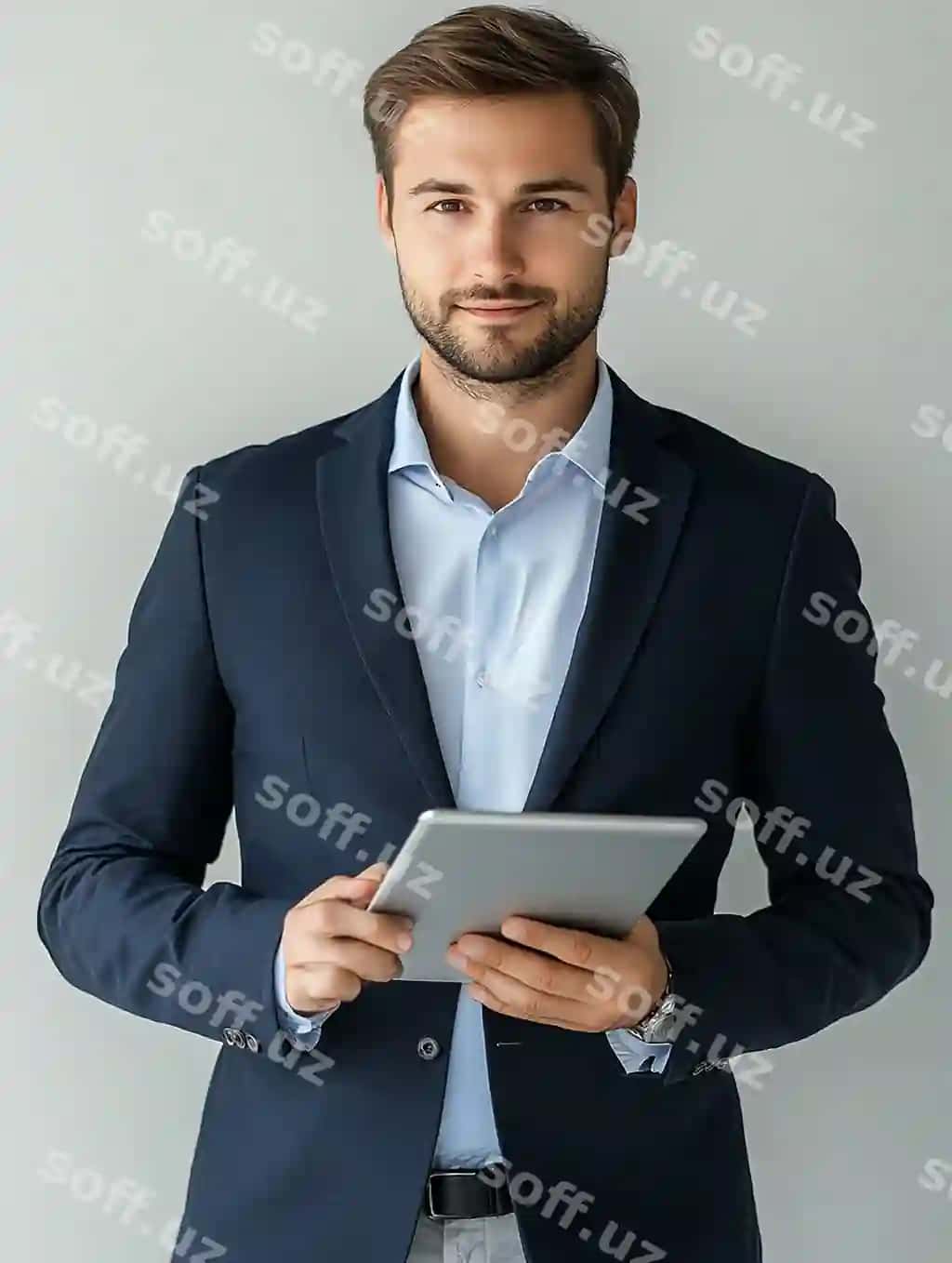 Professional yosh kishi uy uchun foto portreti kostyumda tablet uslab turing | Photo portrait young professional man office suit holding tablet