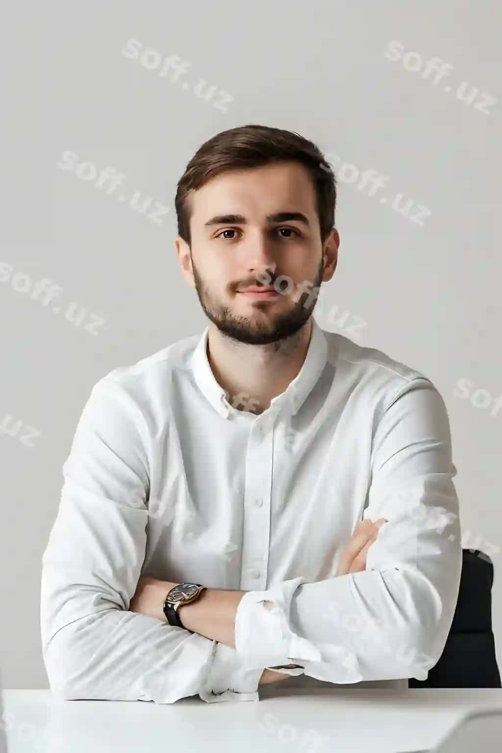 Boyrashli erkak o'z chap qo'riqchini ko'rayotgan. | Man with beard watch his left arm