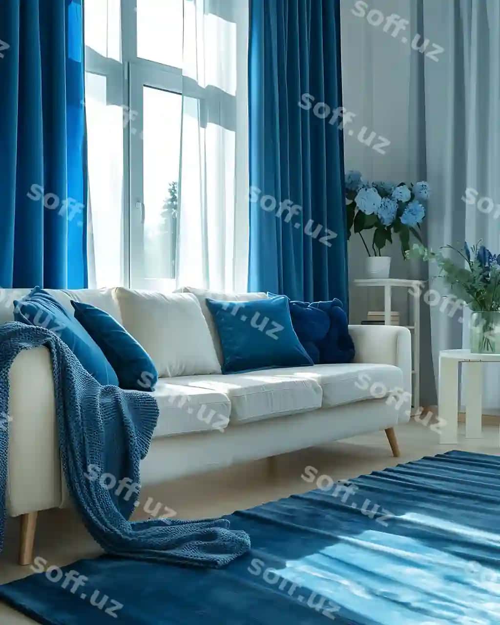 Arafed oq divan ko'k pilliwlar bilan ko'k qo'rqoq | Arafed white couch with blue pillows blue throw blanket