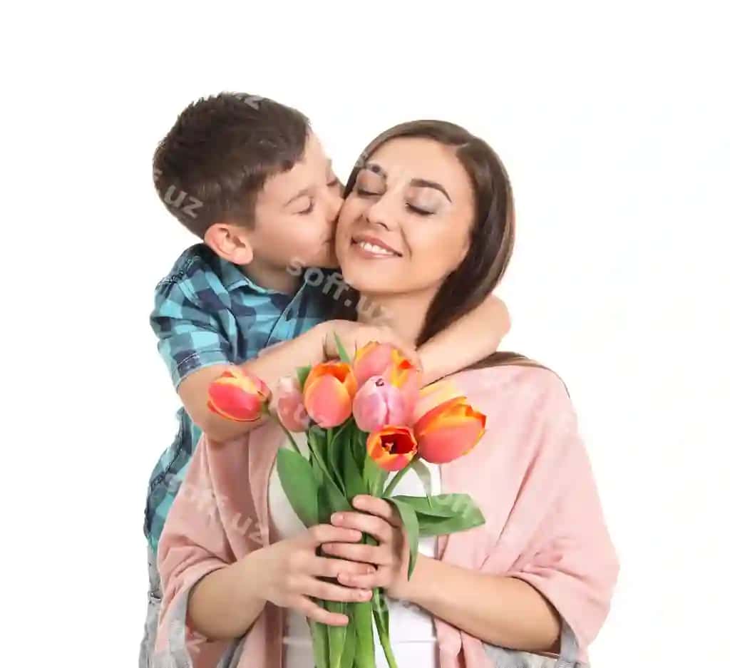 Oq fonda gullar bilan baxtli ayolning portreti, onalar kunini nishonlash | Portrait happy woman with flowers her son white background mother s day celebration