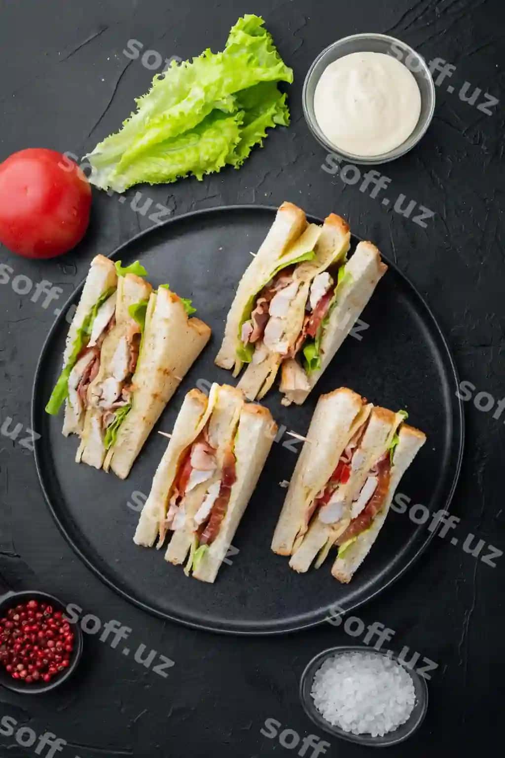 O'z-o'zidan hindiy klub sendvichi qora fonda yuqori ko'rinish | Homemade turkey club sandwich black background top view
