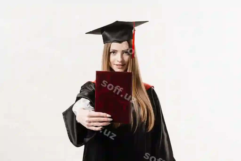 Talaba diplom bilan, bitirish kostumi va akademik shapkada, kollejda bitirgan, kelajakdagi rahbar, ilmiy akademik, yosh ayol, qora kostumda, gulchi. | Student with diploma graduation robe cap ready finish college future leader science academician young woman black gown smiling