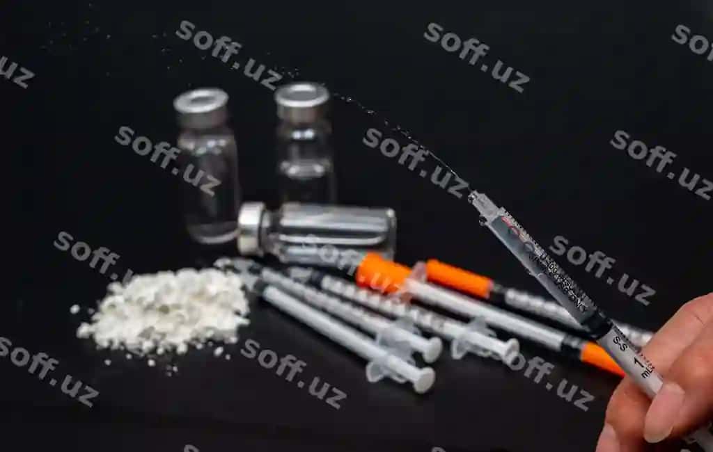 Dori jarimalari kontseptsiyasi oq pulver, bitta ishlatiladigan shprits, qora fonda | Drug crime concept with white powder disposable syringe black background
