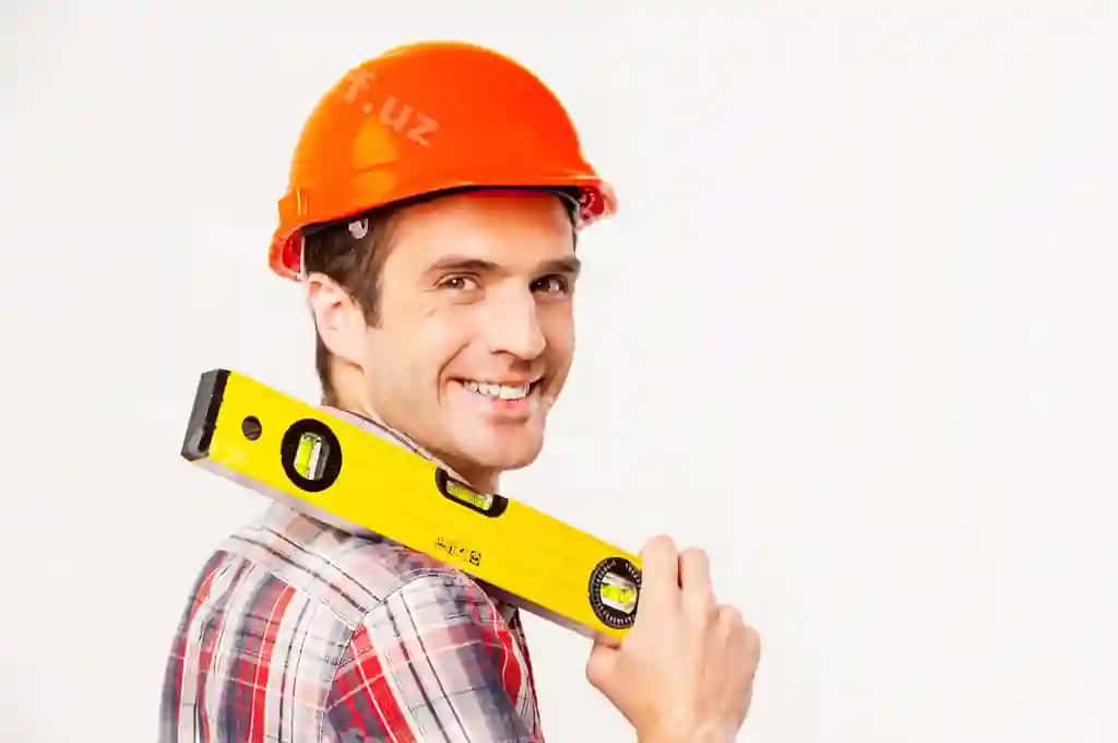 Gulbaxor, chiroyli, yosh qurilish ishchisi, o'ng achcha qo'lga ish vositalarini olingan, o'ng achcha qo'lga qarab turgan, kulrang fonda. | Cheerful construction worker rear view handsome young handyman with carrying work tool shoulder looking shoulder while standing against grey background