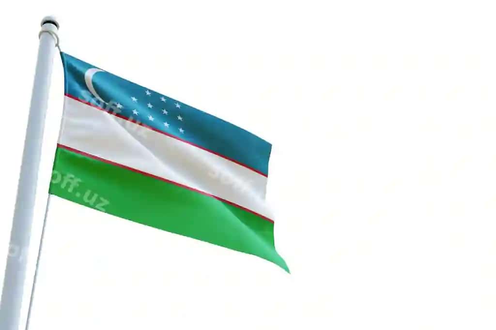 Bayroq osmon parvozmoqda qizil, oq, ko'k fondaan. | Flag is flying sky with red white blue background