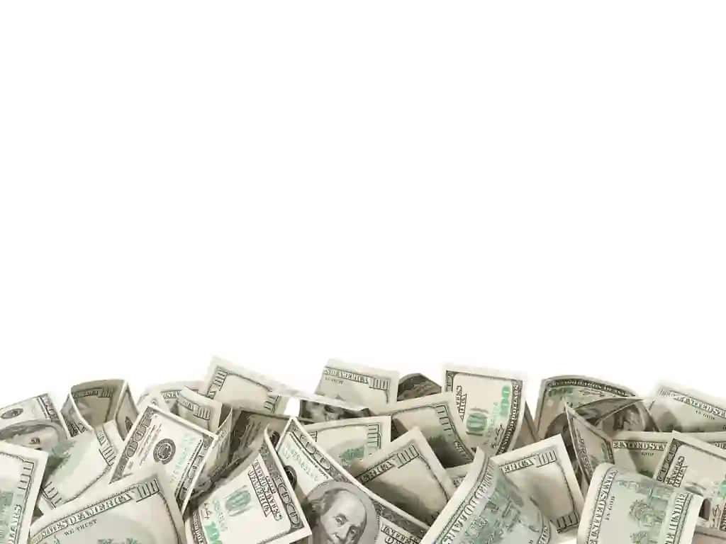 Yuz dollarlik pulyozlarning ko'p miqdorida yig'im oq fonda ajraltirilgan | Heap hundred dollar bills isolated white background