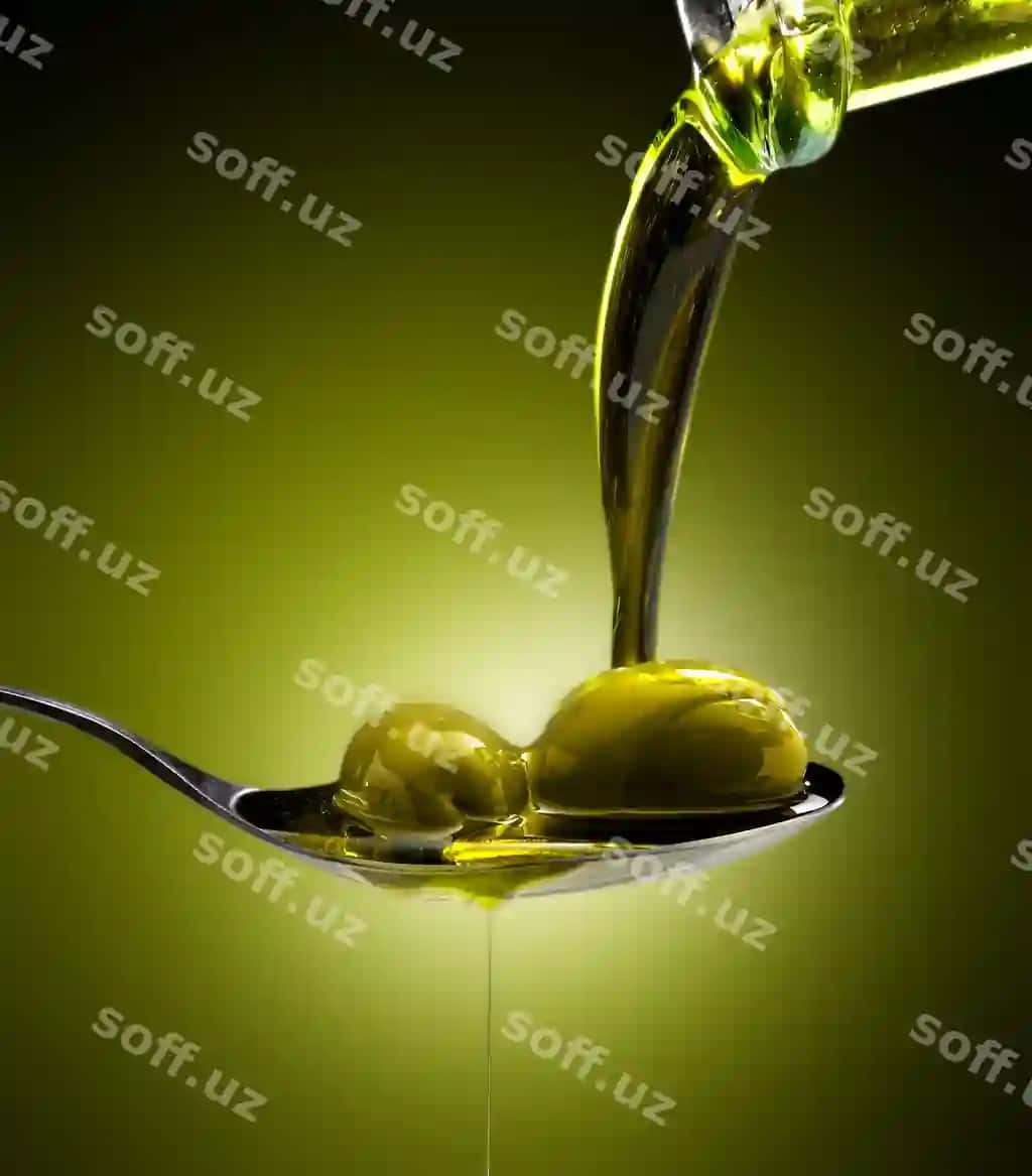 Yaqin surat zeytun moyi kirga tushirilgan zeytunlar | Close up olive oil poured into spoon olives