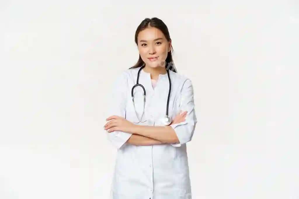 Rasm mustahkamlanmagan ayol doktor stajer stetoskop bilan tibbiy kostyum qo'llarini qirqgan holda professional ko'rinishi mustahkamlanmagan kamera oq fonda | Image confident female doctor intern with stethoscope medical robe cross arms like professional looking confident camera white background