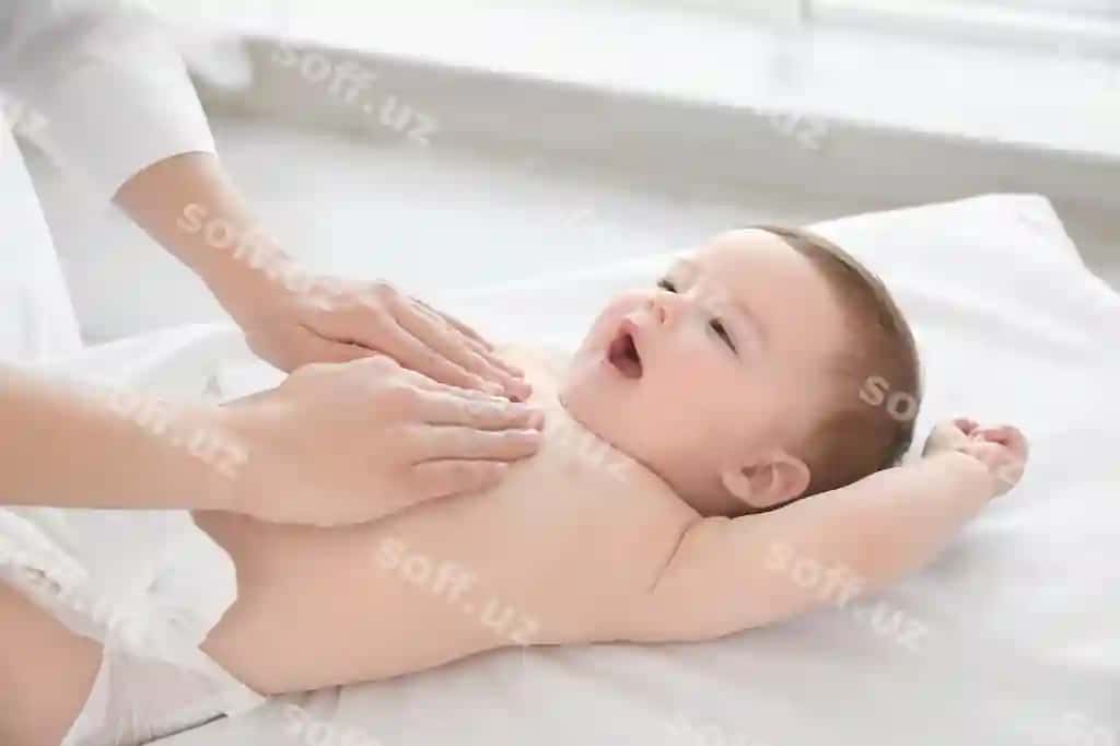 Shifokor klinikada kichik bolani sog'liq tushunchasi. | Doctor examining little baby clinic baby health concept