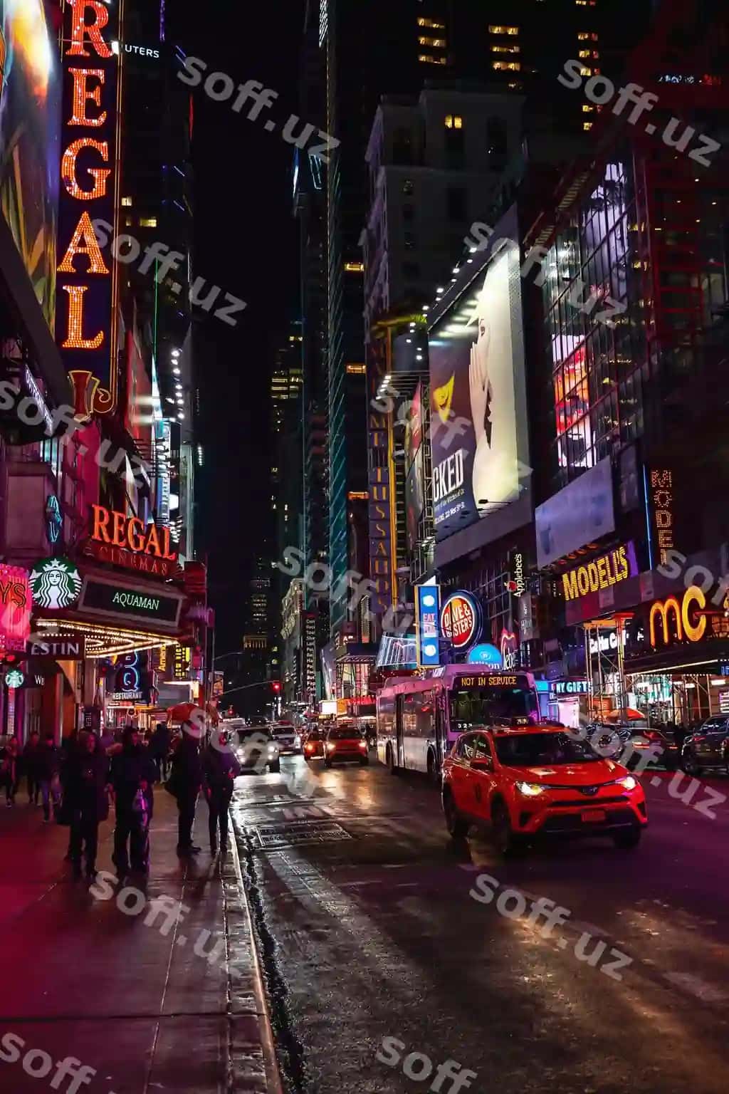 Odamlar shahar yolini kecha yoritilgan. | People illuminated city footpath night