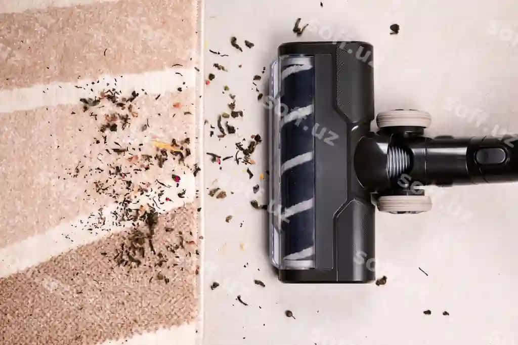 Pыtkach suzilgan choyni qatardan olib tashlaydi. | Vacuum cleaner removes spilled tea from floor