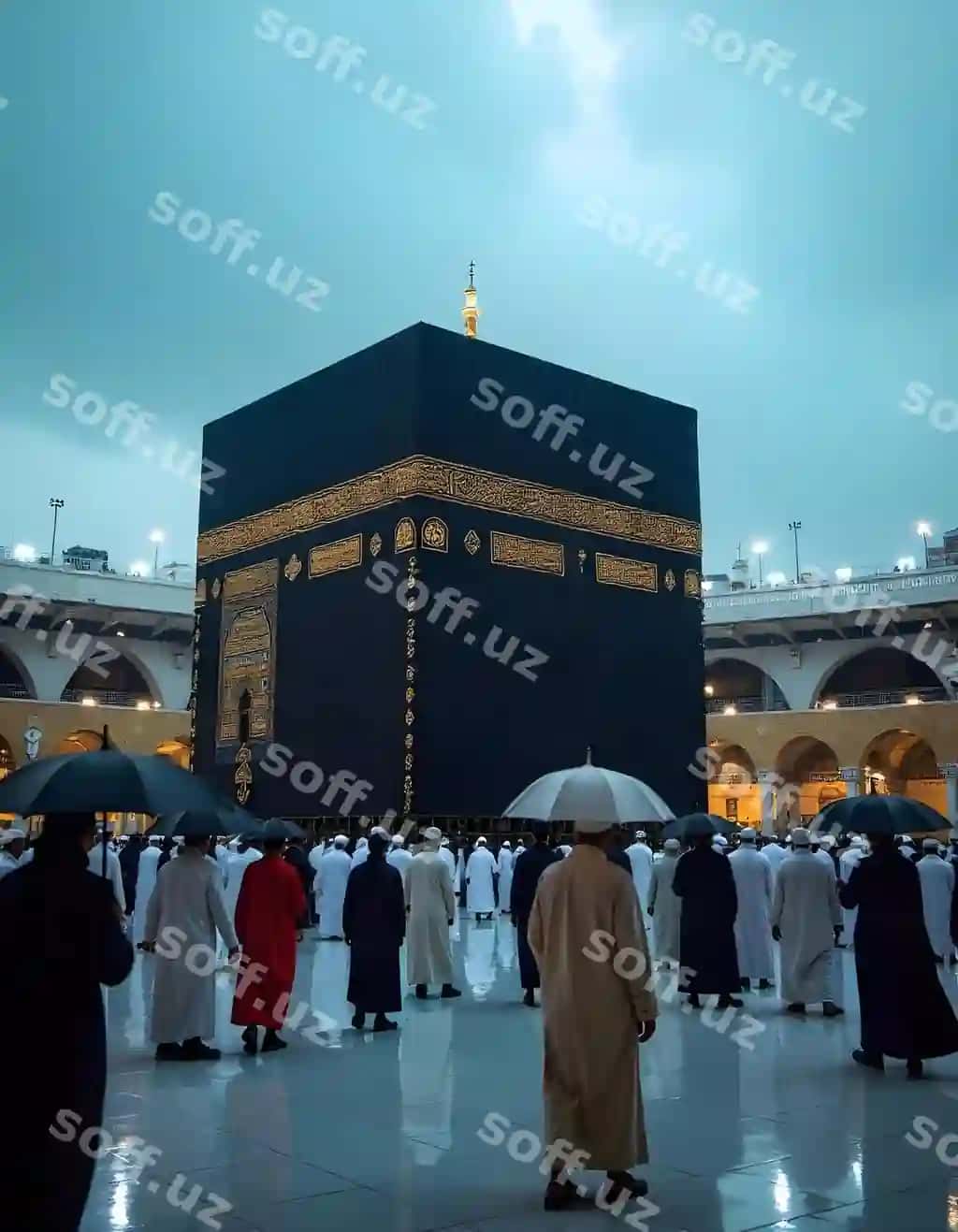 Guruh odamlar oq kime kiyib hovlda turibdi, orqa fonda masjid. | Group people white robes are standing courtyard with mosque background
