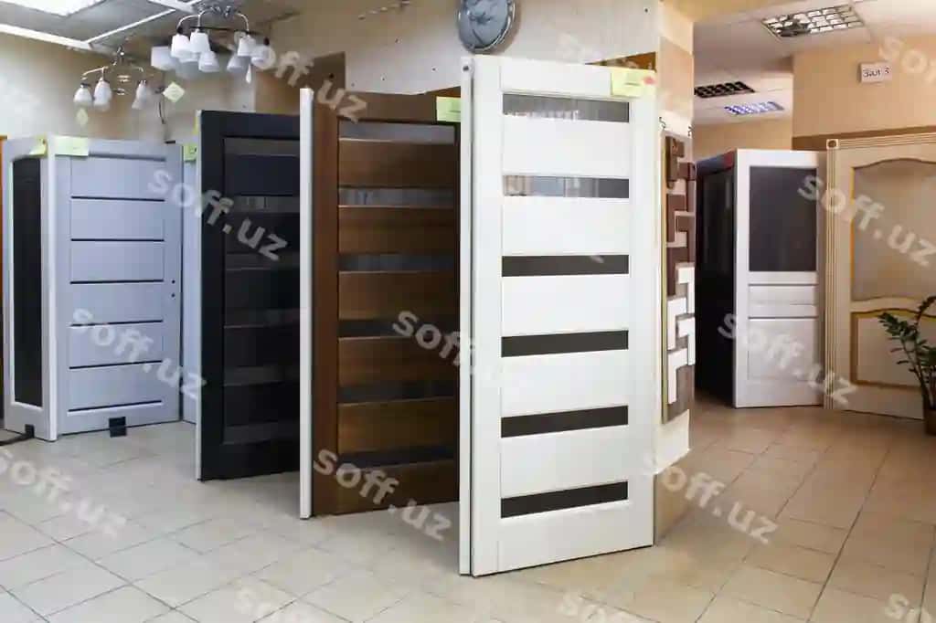 Grodno, Belarus, 22-iyun 2018-yil. Ichki eshiklar sotuvi. Maxsus do'kon. Eshiklar ham so'ma, ham plastikdan yasalgan. | Grodno belarus june 22 2018 interior doors sale specialized store doors are made both wood plastic