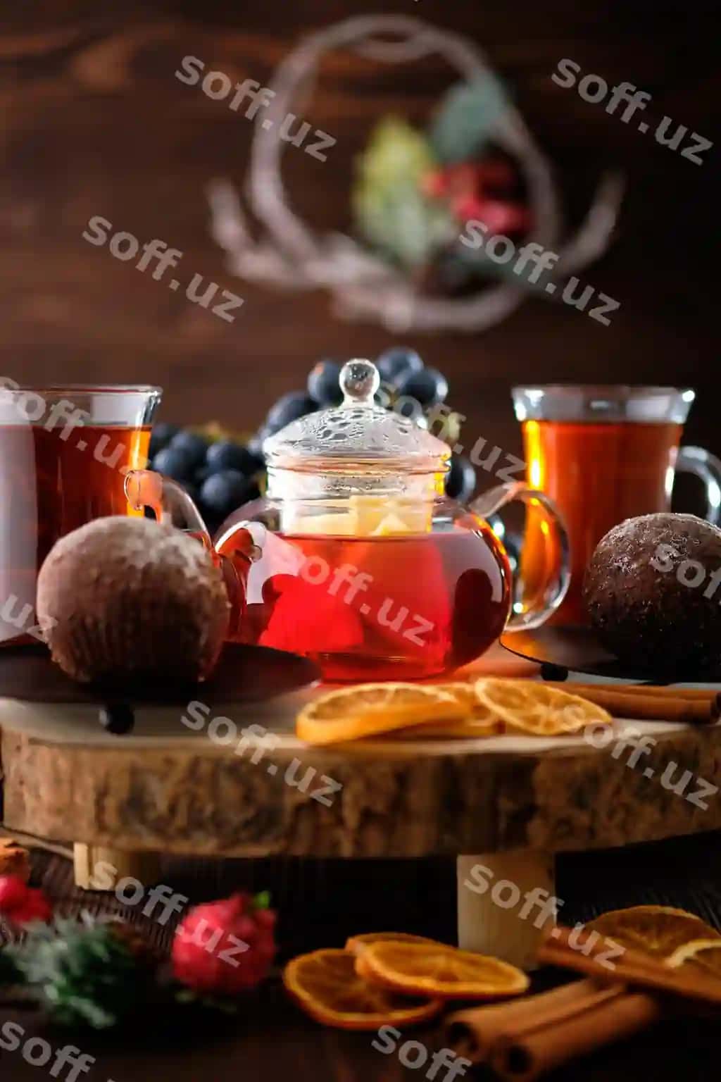 Yaqin ko'rinish uzum limon choyi shokolad torti bilan | Closeup view grape lemon tea with chocolate cake