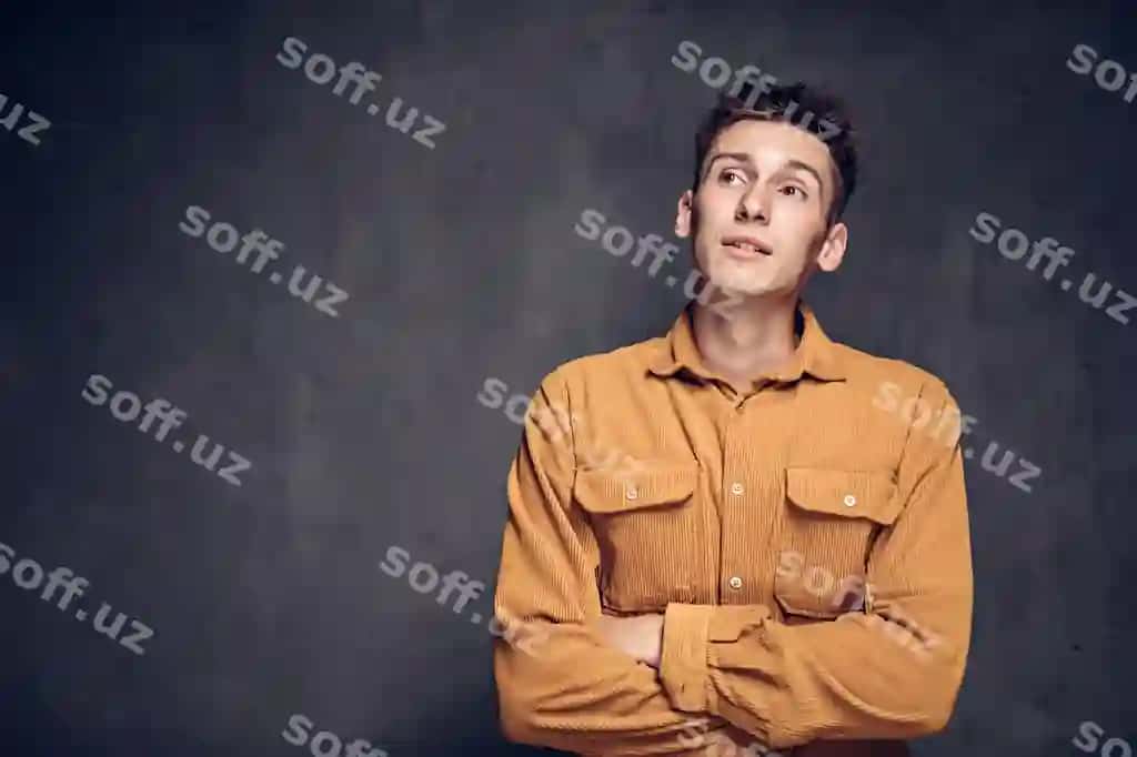 Orqalgan yosh kavkazlik erkak qorong'i kulrang orqa fonda | Dreamy young caucasian man grey dark background