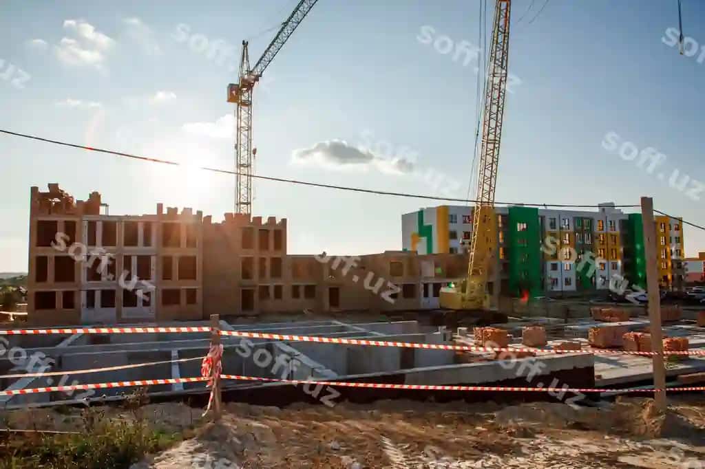 Qurilish maydoni ko'chmalar bilan orqa fonda yangi binolar | Construction site with cranes against background new buildings